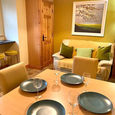 3 Bedroom House Located In Centre Of Карндона Екстериор снимка