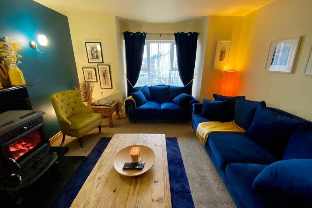 3 Bedroom House Located In Centre Of Карндона Екстериор снимка
