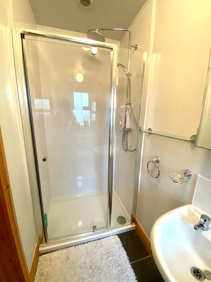3 Bedroom House Located In Centre Of Карндона Екстериор снимка
