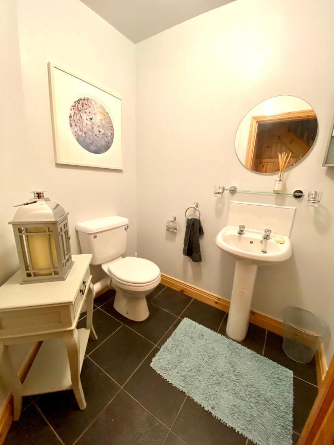 3 Bedroom House Located In Centre Of Карндона Екстериор снимка