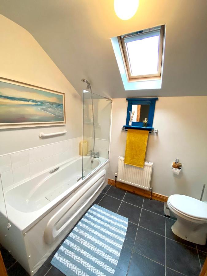 3 Bedroom House Located In Centre Of Карндона Екстериор снимка