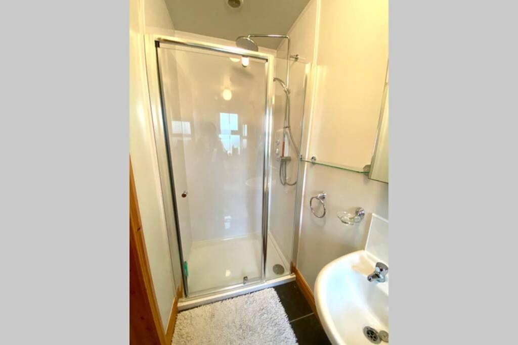 3 Bedroom House Located In Centre Of Карндона Екстериор снимка