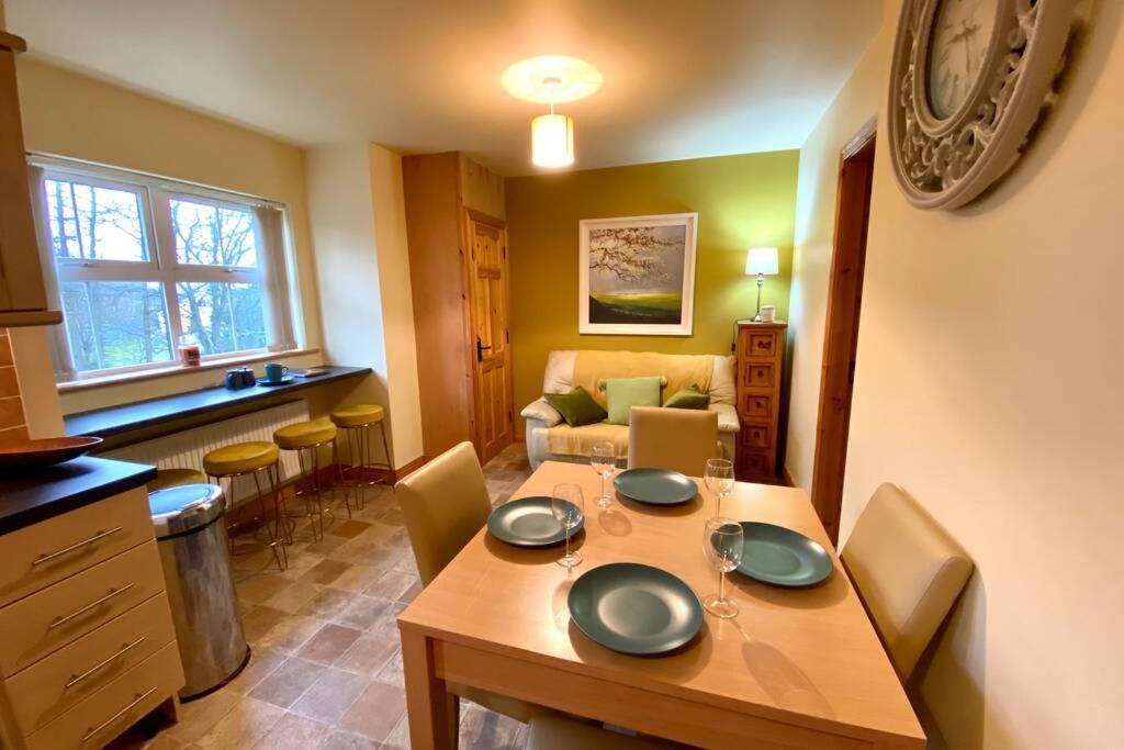 3 Bedroom House Located In Centre Of Карндона Екстериор снимка
