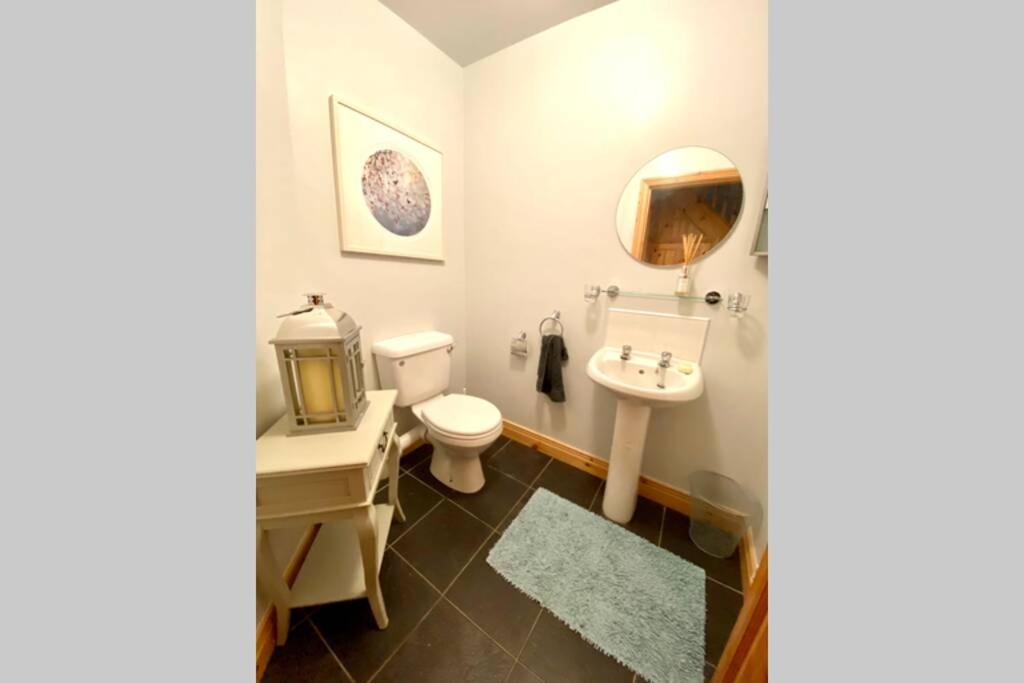 3 Bedroom House Located In Centre Of Карндона Екстериор снимка