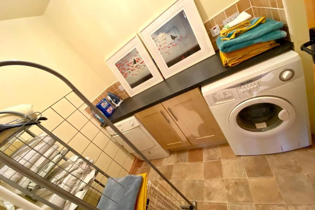 3 Bedroom House Located In Centre Of Карндона Екстериор снимка