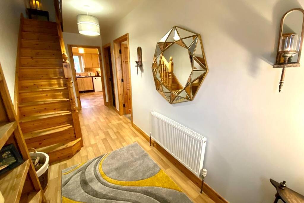 3 Bedroom House Located In Centre Of Карндона Екстериор снимка