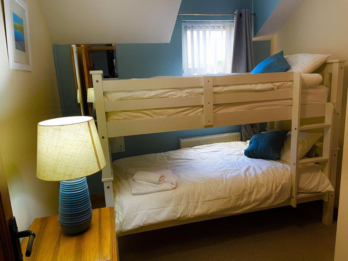 3 Bedroom House Located In Centre Of Карндона Екстериор снимка